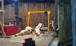 Portique en acier utilisé sur un chantier de restauration d’un vieux gréement. Portique en acier utilisé sur un chantier de restauration d’un vieux gréement.